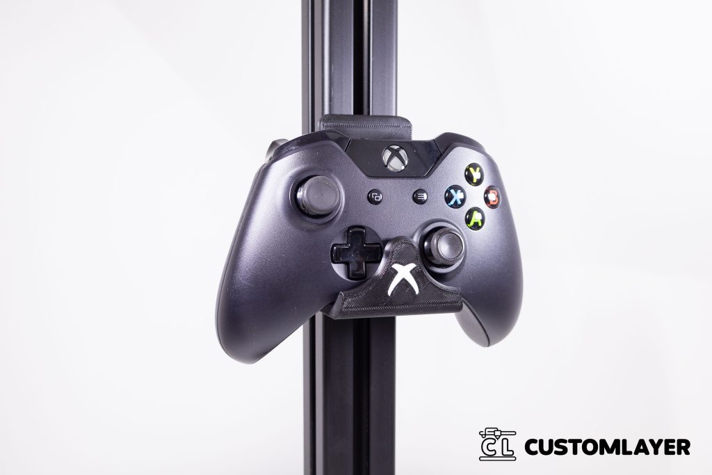 Praktisch, kompakt und stylisch – unsere 3D-gedruckte Controllerhalterung bringt deinen Xbox- oder Playstation-Controller direkt an die Wand oder ans Aluprofil. Mit Logo und sicherem Halt – für mehr Ordnung und schnellen Zugriff.