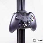 Praktisch, kompakt und stylisch – unsere 3D-gedruckte Controllerhalterung bringt deinen Xbox- oder Playstation-Controller direkt an die Wand oder ans Aluprofil. Mit Logo und sicherem Halt – für mehr Ordnung und schnellen Zugriff.